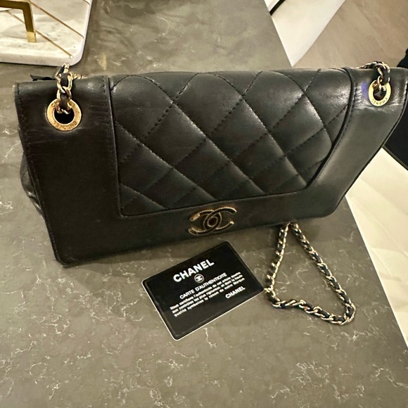 Chanel Black Quilted Leather Shoulder Bag - Picture 3 of 16